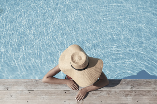 Hotels & Luxury Resorts